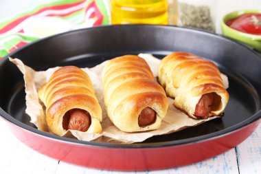 tavada pişmiş sosis rolls