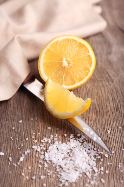 taze limon, bıçak ve tuz