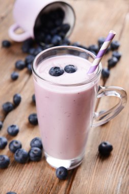 Tablo yakın çekim üzerinde yaban mersini ile lezzetli tatlı