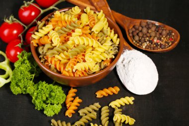 Ahşap zemin üzerinde makarna