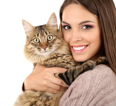 Güzel ve genç birbayan holding kedi üzerinde beyaz izole