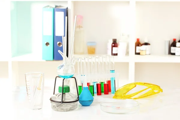 不同实验室玻璃器皿实验室背景上的颜色液体 — 图库照片