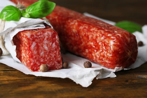 Kiełbasa salami i przyprawy — Zdjęcie stockowe