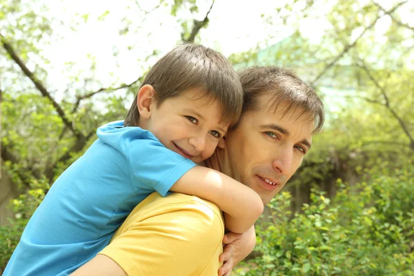Gelukkig vader en zoon in het park — Stockfoto