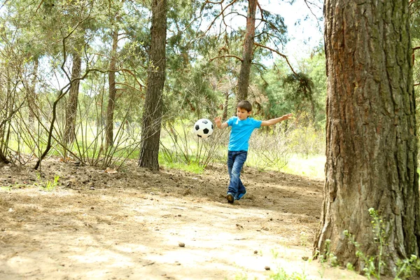 快乐老爸和儿子在公园里踢足球 — 图库照片