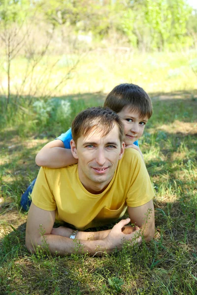 Gelukkig vader en zoon in het park — Stockfoto