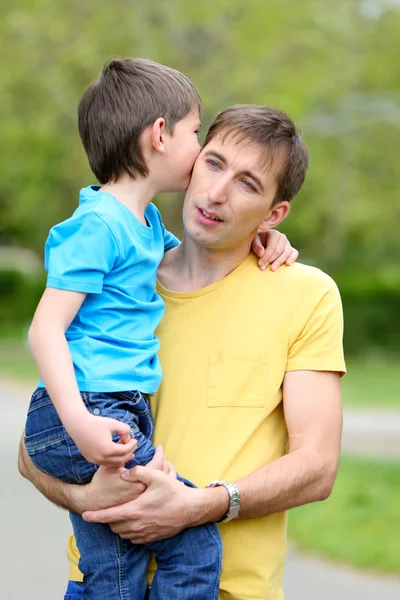 Happy dad and son in the park — Stock Photo, Image