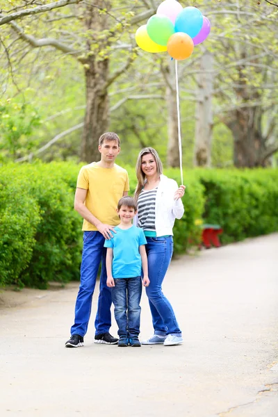 Familia feliz, camina por el parque —  Fotos de Stock