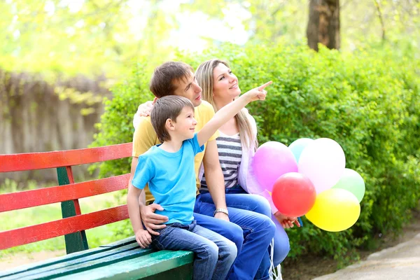 Lycklig familj i parken — Stockfoto