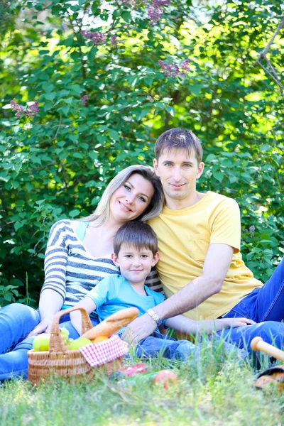 Lycklig familj i parken — Stockfoto