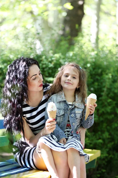 Gelukkig moeder en dochter. wandelen in het groene park — Stockfoto