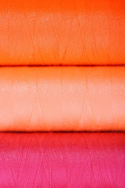 Многоцветные нити для шитья — стоковое фото