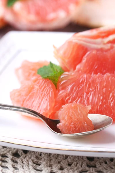 Zralé oloupané grapefruitů na desku, na barevné dřevěné pozadí — Stock fotografie