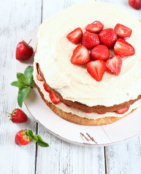 Keks-Kuchen mit Erdbeeren — Stockfoto