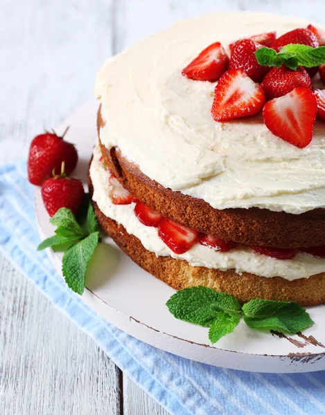 Biscuitcake met aardbeien — Stockfoto