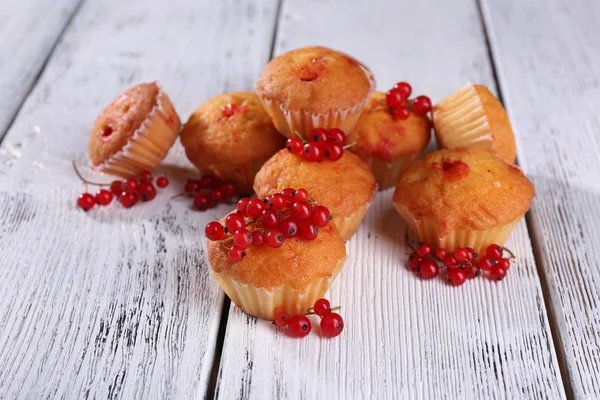 Muffin saboroso com bagas de groselha vermelha — Fotografia de Stock