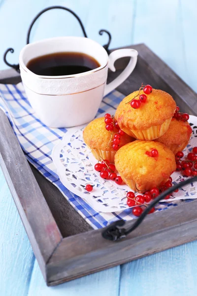 Tasty muffin with red currant berries — Stock Photo, Image