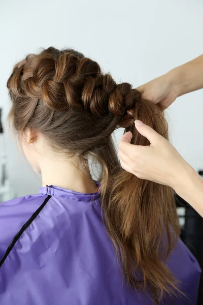 Young woman hairdresser do hairstyle girl in beauty salon — Stock Photo, Image