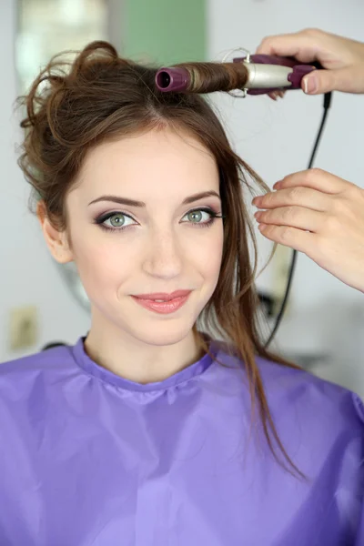 Młoda kobieta fryzjer czy dziewczynka fryzurę w gabinecie kosmetycznym — Zdjęcie stockowe