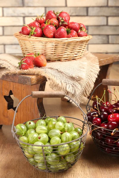 Čerstvé plody v košíku — Stock fotografie