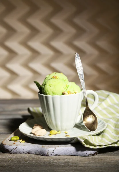 Gustoso gelato al pistacchio in tazza sul tavolo di legno — Foto Stock