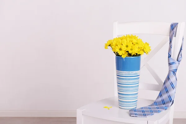 Букет цветов и галстук на День отца в номере — стоковое фото