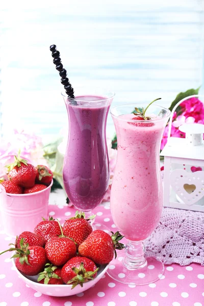 Pyszne smoothie na stole — Zdjęcie stockowe