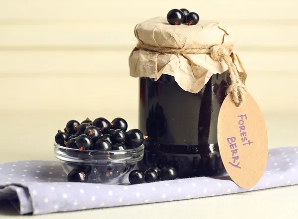 Спелые черные смородины в чаше — стоковое фото