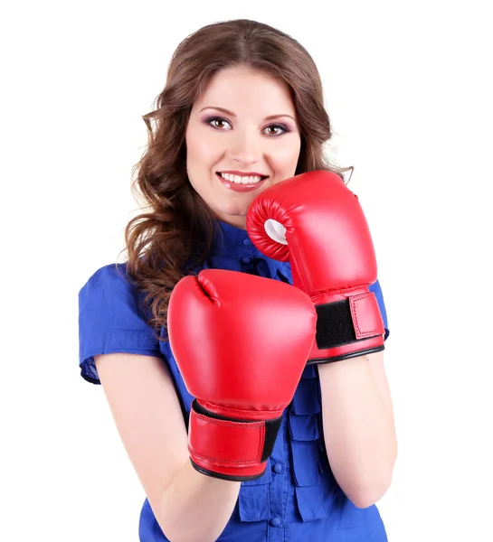 Junge schöne Geschäftsfrau mit Boxhandschuhen isoliert auf weiß — Stockfoto