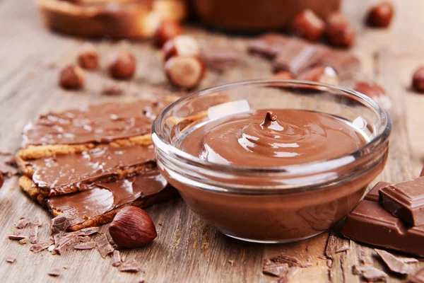 Sweet chocolate cream in bowl on table close-up — Stock Photo, Image