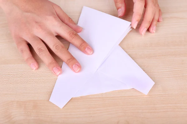 Manos haciendo figura de origami —  Fotos de Stock