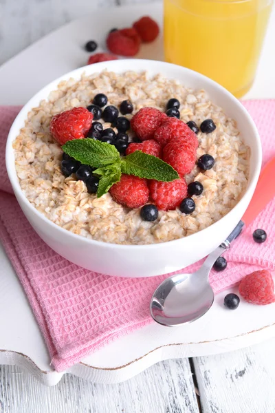 Leckere Haferflocken mit Beeren — Stockfoto