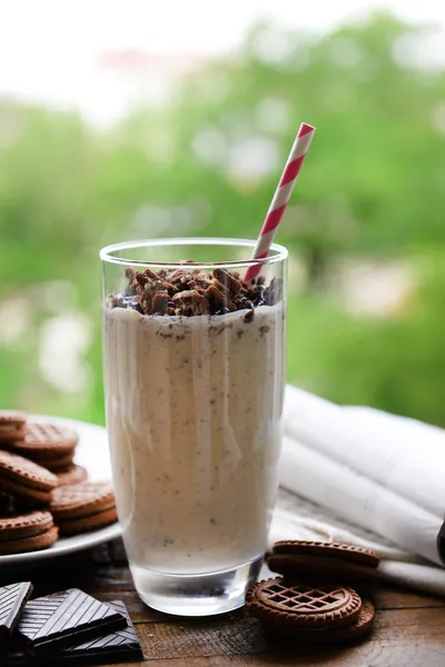 Mléčné koktejly v brýle a čokoládové cookies — Stock fotografie