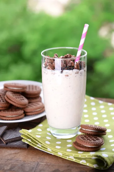 Mléčné koktejly v brýle a čokoládové cookies — Stock fotografie