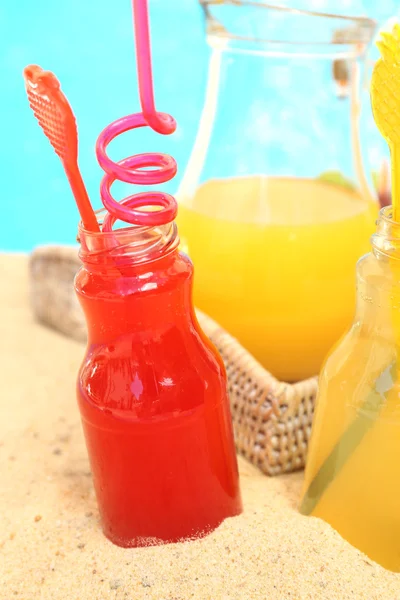 Cocktails on beach — Stock Photo, Image