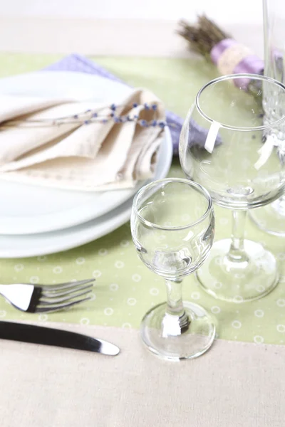 Cenário de mesa de jantar com flores de lavanda — Fotografia de Stock