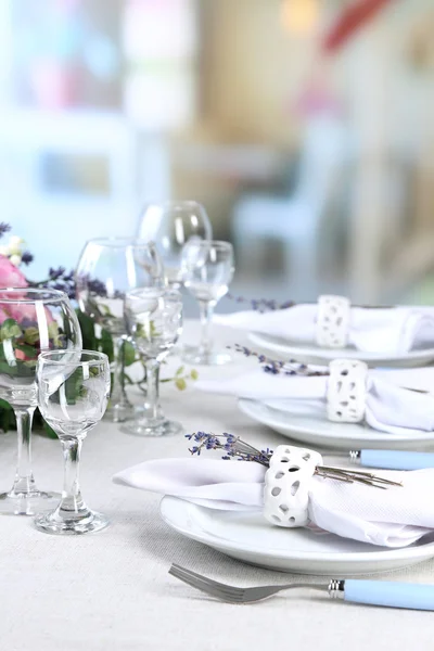 Cenário de mesa de jantar com flores de lavanda — Fotografia de Stock