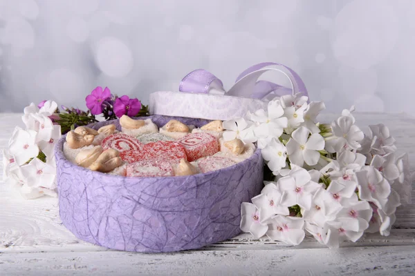 Geschenkbox mit Süßigkeiten — Stockfoto