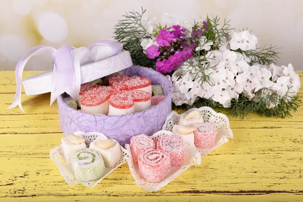 Sweets ile hediye kutusu — Stok fotoğraf