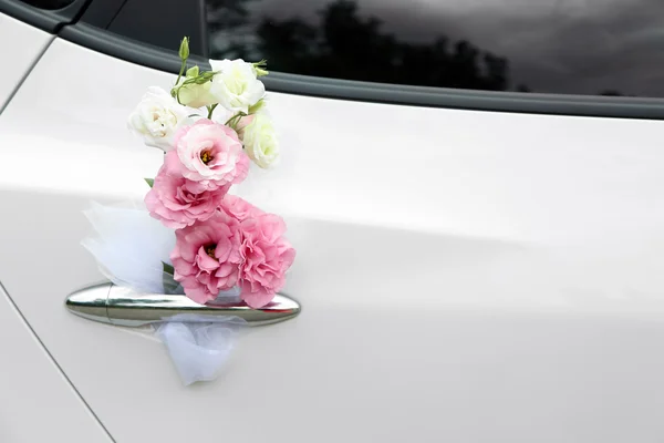 Bruiloft auto met bloemen — Stockfoto