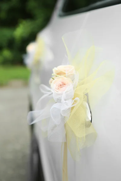 Bruiloft auto met bloemen — Stockfoto