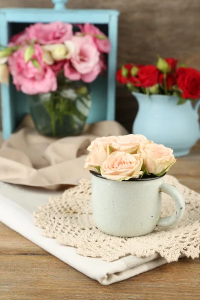 木製の背景上の花瓶に美しい花 — ストック写真
