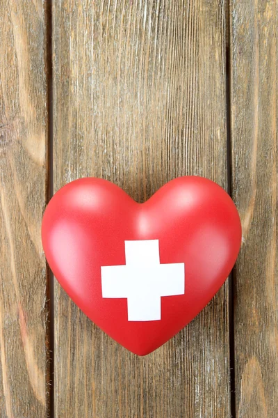 Haç işareti ile kırmızı kalp — Stok fotoğraf