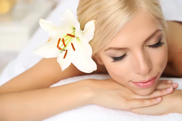 Beautiful young woman having relax in spa salon — Stock Photo, Image