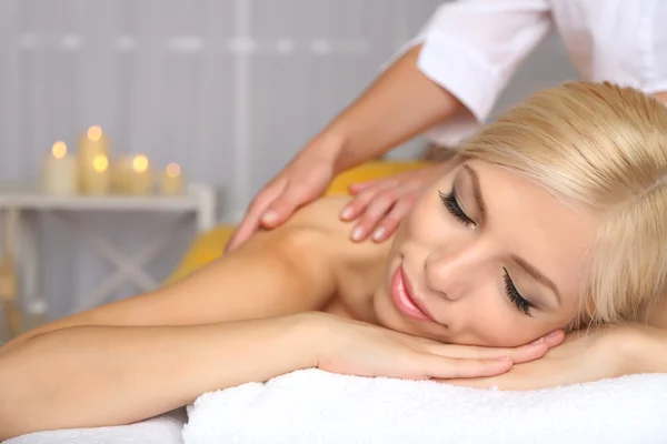 Jovem mulher fazendo massagem — Fotografia de Stock