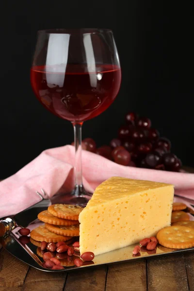 Vino con queso y galletas saladas — Foto de Stock