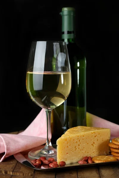 Vino con queso y galletas saladas — Foto de Stock