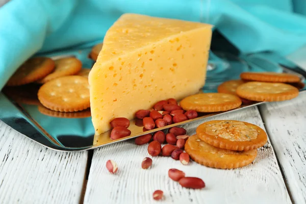 Kaas en crackers op houten tafel close-up — Stockfoto