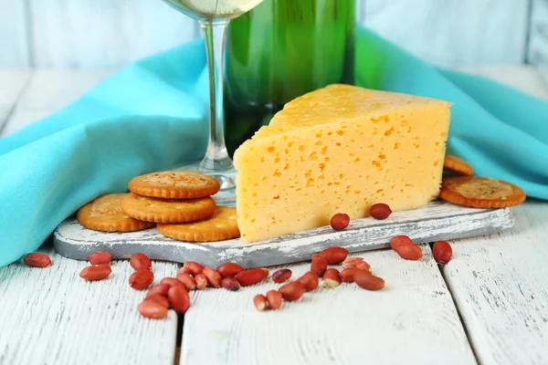 Wijn met kaas en crackers — Stockfoto