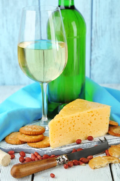 Wein mit Käse und Cracker — Stockfoto